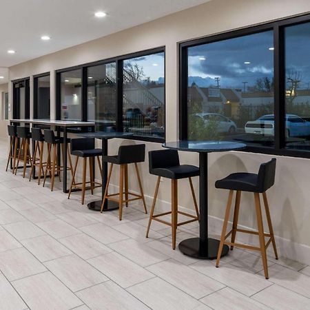 Отель Ramada By Wyndham Modesto Yosemite Area Экстерьер фото