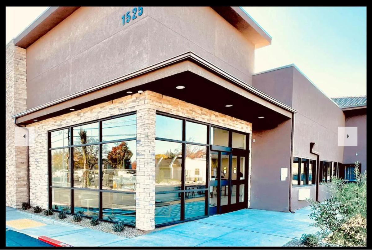 Отель Ramada By Wyndham Modesto Yosemite Area Экстерьер фото