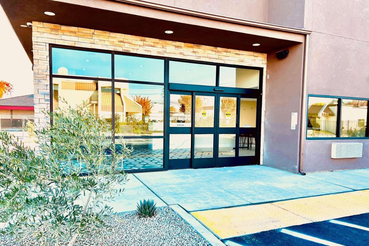 Отель Ramada By Wyndham Modesto Yosemite Area Экстерьер фото