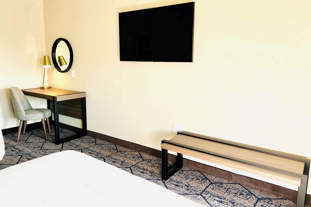 Отель Ramada By Wyndham Modesto Yosemite Area Экстерьер фото