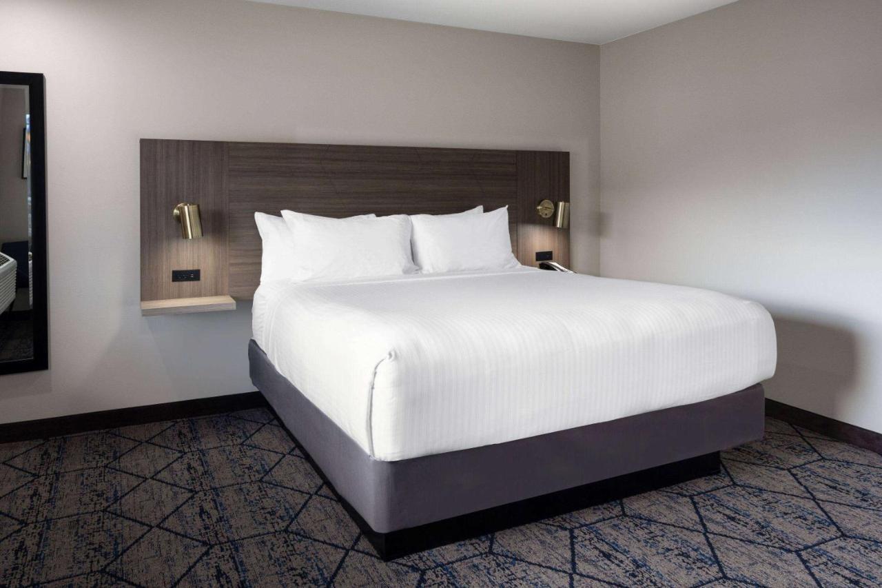 Отель Ramada By Wyndham Modesto Yosemite Area Экстерьер фото