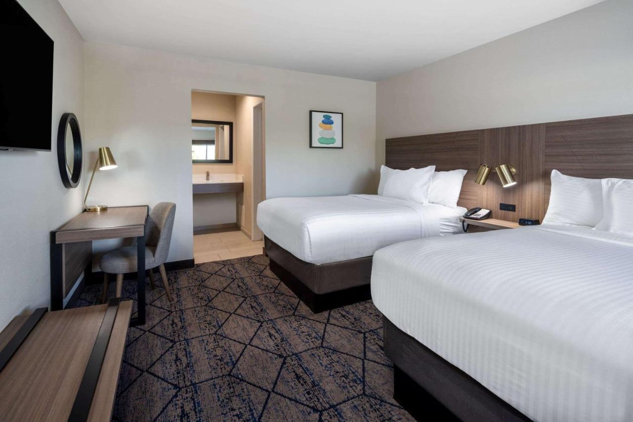 Отель Ramada By Wyndham Modesto Yosemite Area Экстерьер фото