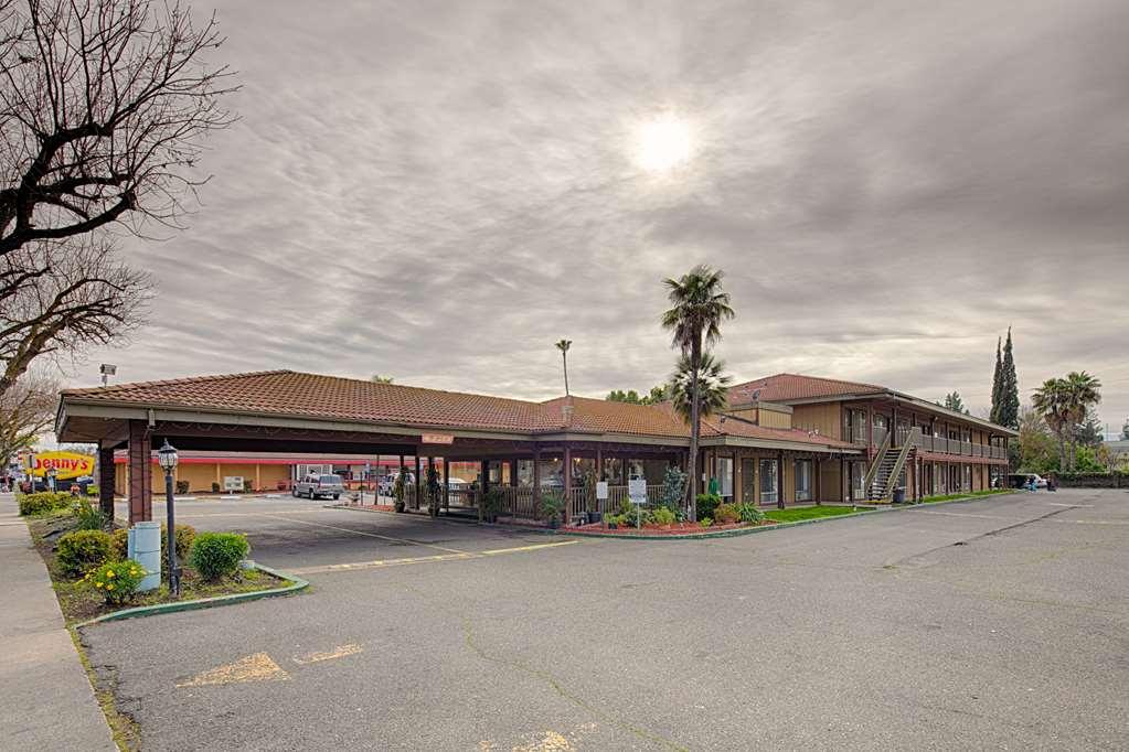Отель Ramada By Wyndham Modesto Yosemite Area Экстерьер фото