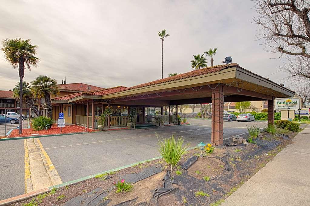 Отель Ramada By Wyndham Modesto Yosemite Area Экстерьер фото